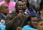 Klubejer Michael Jordan kan ikke tie stille fra sin tilskuerplads, når hans hold dyster i NBA. Med hans baggrund i basketballverdenen er det sikkert heller ikke let. 
   