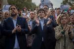 Der er krise i Spanien, efter at lederen af regionen Catalonien, Carles Puigdemont (i midten), har truet med løsrivelse.  