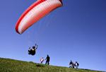 »Paraglideren er en personlig flyvemaskine. Når jeg kommer op i højden, kan jeg se alle de smukke ting, som ingen rigtig lægger mærke til, fordi vi bare går rundt nede på jorden. Jeg ser en anden og ny del af verden«, siger Essie Saadi, der er første instruktør i Danmark, der underviser i sportsgrenen paragliding på fuld tid. 