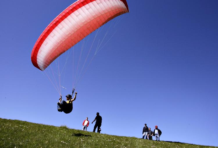 »Paraglideren er en personlig flyvemaskine. Når jeg kommer op i højden, kan jeg se alle de smukke ting, som ingen rigtig lægger mærke til, fordi vi bare går rundt nede på jorden. Jeg ser en anden og ny del af verden«, siger Essie Saadi, der er første instruktør i Danmark, der underviser i sportsgrenen paragliding på fuld tid. 