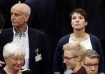 Albrecht Glaser mener, at muslimer skal have frataget deres religionsfrihed i Tyskland. Her ses han i tydeligvis ikke alt for godt selskab med partiets tidligere stjerne, Frauke Petry, som nu har trukket sig som leder og medlem af AfD. 