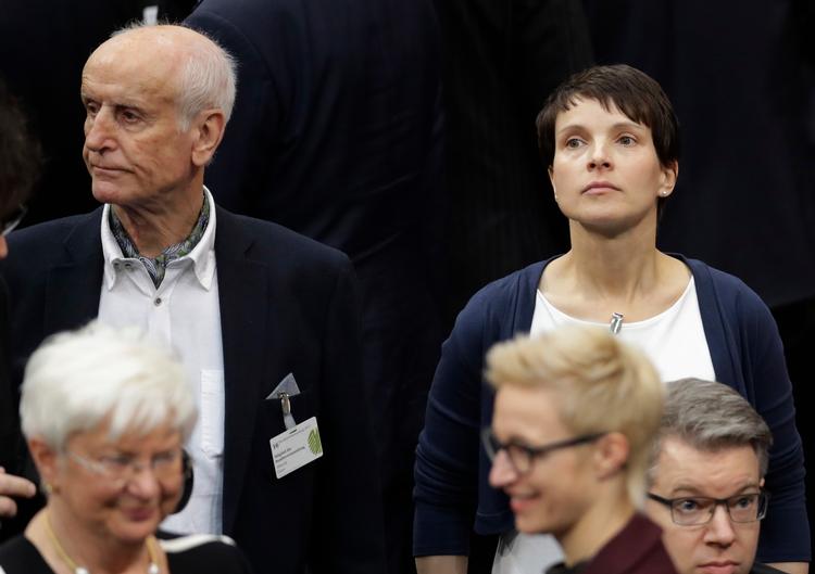 Albrecht Glaser mener, at muslimer skal have frataget deres religionsfrihed i Tyskland. Her ses han i tydeligvis ikke alt for godt selskab med partiets tidligere stjerne, Frauke Petry, som nu har trukket sig som leder og medlem af AfD. 