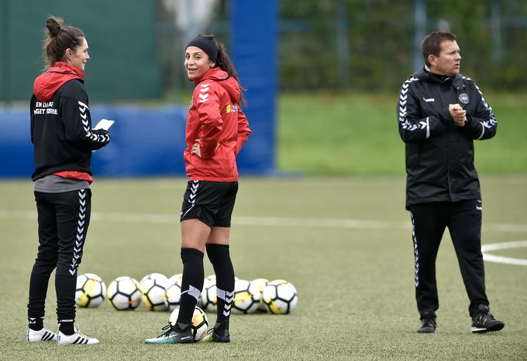 Både landstræner Søren Randa-Boldt (th.) og Nadia Nadim (i midten) er indstillet på at de resterende fem VM-kampe skal vindes efter det formodede skrivebordsnederlag til Sverige. 