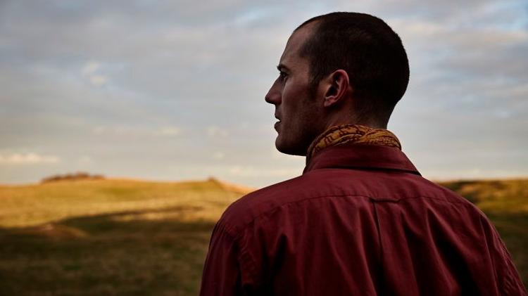 Christian Krogh er sprunget ud som buddhist i 'Herrens veje'. Men skuffende få seere følger med i eventyret - efter DR's normale standarder.  