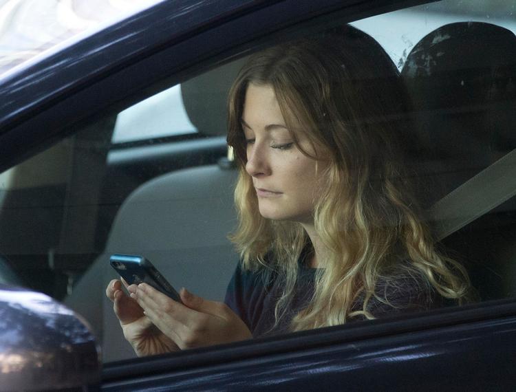 Tyskland har skruet op for bøderne for brug af mobiltelefon og andre elektroniske apparater i bilen.  