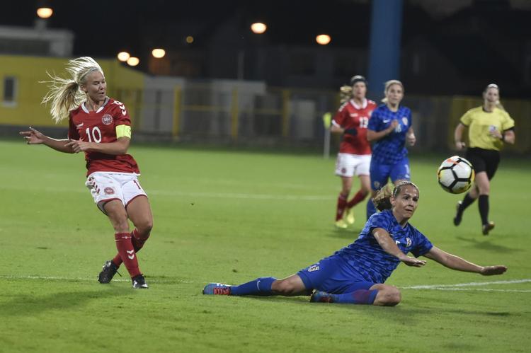 Pernille Harder fyrer af og  scorer til 0-2 mod Kroatien. 