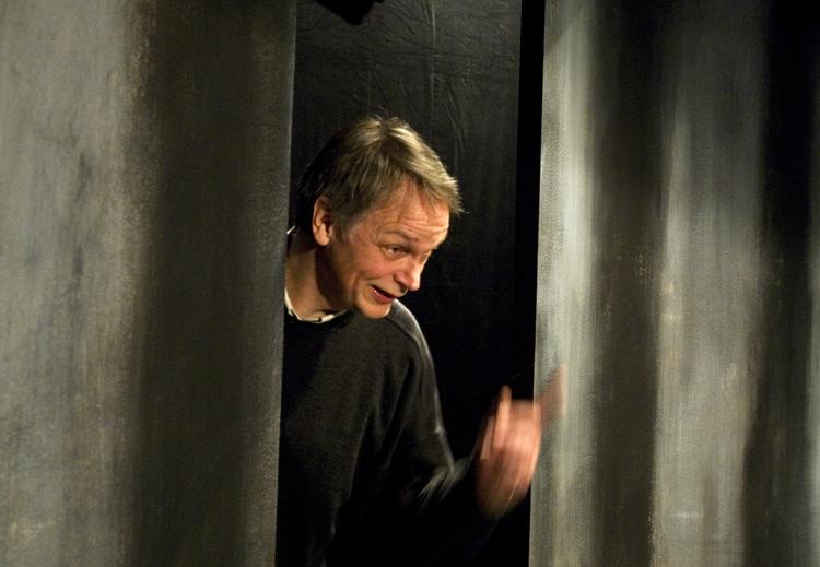 Det er Kristian Halken, der har skrevet manuskriptet til 'Skattesagens helte', som er den første i en række komedieforestillinger om skat, spin og sladder. 