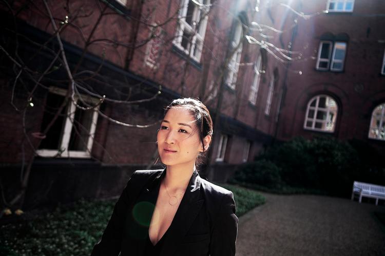 Anna Mee Allerslev (R), beskæftigelses- og integrationsborgmester i København slås med flere sager, hvor hun beskyldes for at pleje personlige intersser - lige fra hendes gratis brug af rådhushallen til sit bryllup til en meget aktiv indsats i en byggesag på vegne af en ven, som hun også fik gratis lokale stillet til rådighed af ved sin 30 års fødselsdag.
   