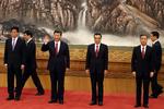 Kinas leder, Xi Jinping, præsenterede onsdag de fremtidige medlemmer af kommunistparitets øverste ledelse, men der er ingen tvivl om, at han selv fortsat er manden i midten. 