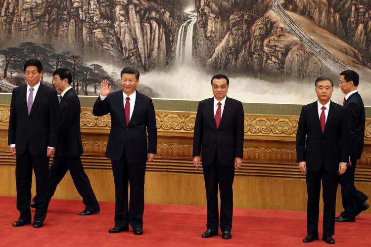 Kinas leder, Xi Jinping, præsenterede onsdag de fremtidige medlemmer af kommunistparitets øverste ledelse, men der er ingen tvivl om, at han selv fortsat er manden i midten. 