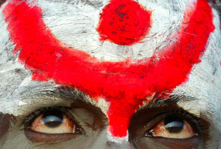 En indisk 'sadhu', hellig mand, er til stede ved en kvægfestival i Pushkar i Rajasthan i det nordlige Indien.  