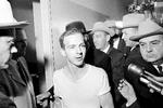Var det Lee Harvey Oswald, der alene skød og dræbte John F. Kennedy? 30.000 hidtil hemmelige dokumenter skal efter planen frigives i dag.
   