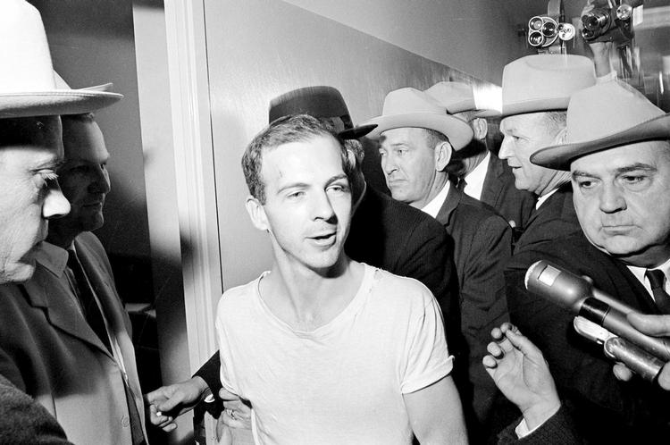 Var det Lee Harvey Oswald, der alene skød og dræbte John F. Kennedy? 30.000 hidtil hemmelige dokumenter skal efter planen frigives i dag.
   