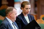 Mette Frederiksen er måske danskernes favorit som statsministerkandidat. Men hendes klare flertal i Folketinget et smuldret. 