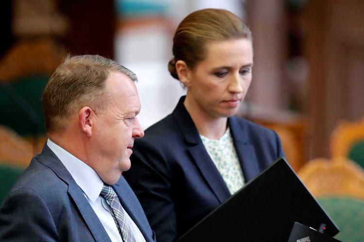 Mette Frederiksen er måske danskernes favorit som statsministerkandidat. Men hendes klare flertal i Folketinget et smuldret. 