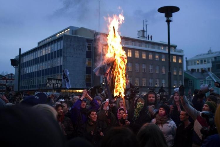I 2008 gik islændinge på gaden for at demonstrere mod regeringens håndtering af finanskrisen. Siden har den islandske befolkning næret dyb mistillid til landets politikere. Arkivfoto Thorvaldur Kristmundsson/AP/Polfoto