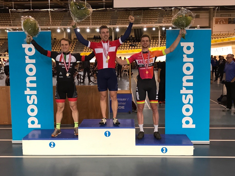 William Rimkratt-Milkowski tronede torsdag aften i Ballerup Super Arena for fjerde gang øverst på podiet ved DM i sprint - her flankeret af sølvvinderen Tim Bendtsen (t.v.) og Rasmus Søgaard, der erobrede bronze. Foto: Cyclingworld.dk. 