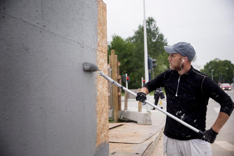 En medarbejder fra et privat firma fjerner graffiti i Brabrand ved Aarhus. Fremover kan dommere sende unge ud at gøre rent i boligforeninger, hvis det står til regeringen. 