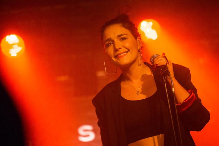 Jessie Ware ses her under en koncert på Vega i København.  