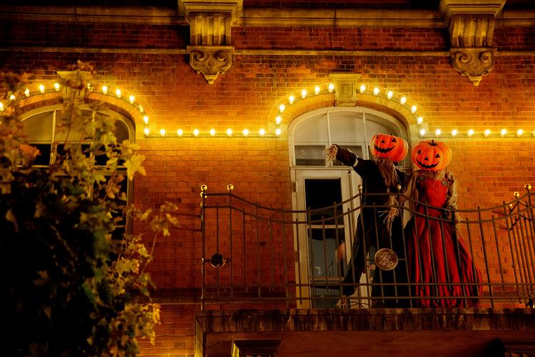Halloween er kommet for at blive, men lad os blive enige om, at det er tirsdag, og der alene, at vi kan sende vores geniale afkom ud for at rasle. 