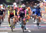 Fernando Gaviria henviser på 12. etape i Giro d'Italia Jakub Mareczko (t.v.) til andenpladsen, mens vinderens holdkammerat Maximiliano Richeze tager del i juiblen. Inden for den seneste måned har både Gaviria og Mareczko fejret triumfer i Kina.
     