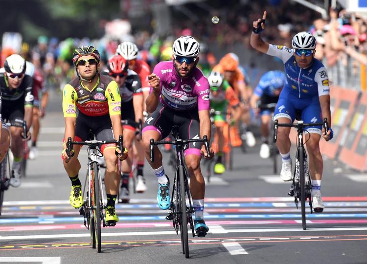 Fernando Gaviria henviser på 12. etape i Giro d'Italia Jakub Mareczko (t.v.) til andenpladsen, mens vinderens holdkammerat Maximiliano Richeze tager del i juiblen. Inden for den seneste måned har både Gaviria og Mareczko fejret triumfer i Kina.
     