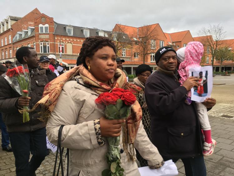 I dag klokken 14 marcherede omkring 30 personer i Haslevs gader for at protestere mod det danske sundhedsvæsen. Foto: Anna Mucha Økjær 
