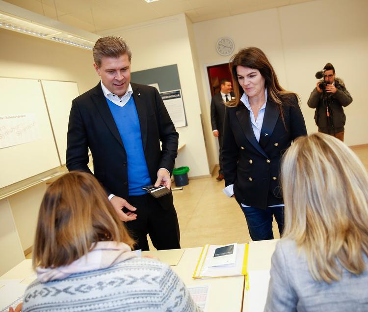 Bjarni Benediktsson og hans hustru, Thora Margret Baldvinsdottir, stemmer. 