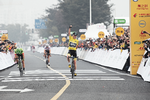 Chris Froome har ikke de store problemer med at besejre Rigoberto Uran i Shanghai, hvor Warren Barguil besætter tredjepladsen. Foto: A.S.O./Pauline Ballet. 