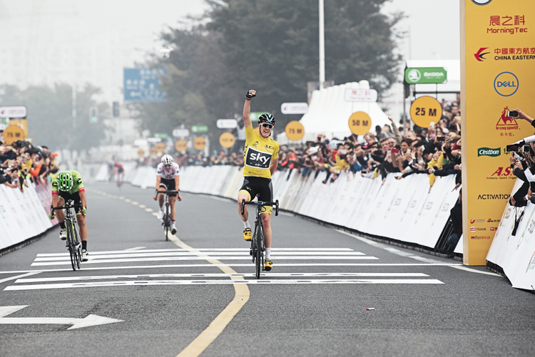 Chris Froome har ikke de store problemer med at besejre Rigoberto Uran i Shanghai, hvor Warren Barguil besætter tredjepladsen. Foto: A.S.O./Pauline Ballet. 