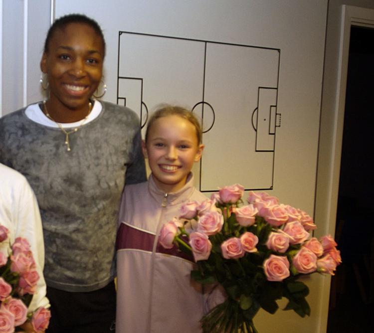 12-årige Caroline Wozniacki fotograferet i 2002 sammen med Venus Williams. Wozniacki skulle spille forkamp til Venus Williams' opvisningskamp i Parken mod Daniela Hantuchova. Siden har den store og lille spillet otte kampe mod hinanden, og i dag blev den store for første gang den lille. 
   