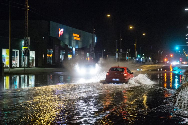 
  Stormen Ingolf har ført til, at store vandmasser lukker flere veje i Horsens. Foto: Mikkel Berg Pedersen
   