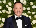 Den ellers populære skuespiller Kevin Spacey, mange kender fra serien 'House of Cards', bliver mødt af en række beskyldninger om upassende opførsel. 