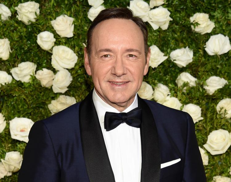 Den ellers populære skuespiller Kevin Spacey, mange kender fra serien 'House of Cards', bliver mødt af en række beskyldninger om upassende opførsel. 