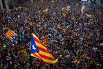 I weekenden var massevis af både tilhængere og modstandere af catalansk selvstændighed på gaden. 