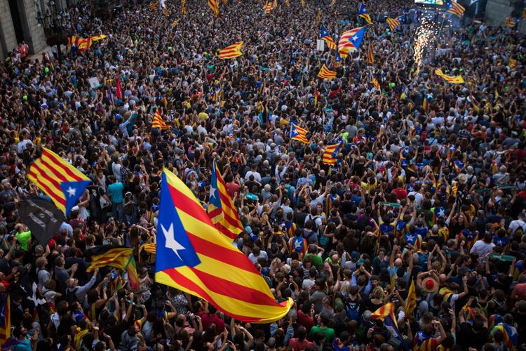 I weekenden var massevis af både tilhængere og modstandere af catalansk selvstændighed på gaden. 