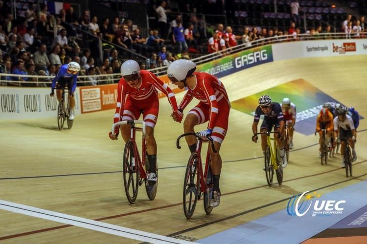 Casper Pedersen sender Niklas Larsen af sted på kurs mod sølvet ved europamesterskaberne i Berlin. Foto: UEC. 
