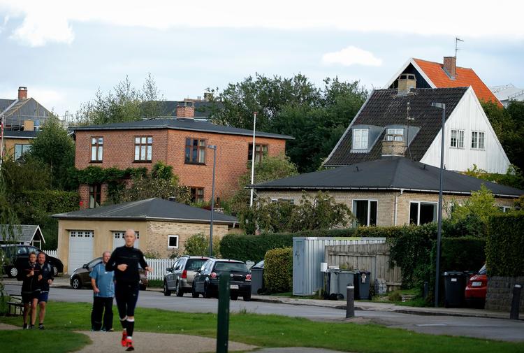 Forbrugerrådet Tænk opfordrer boligejere som husejerne her ved Utterslev Mose til at kræve de forhøjede bidragssatser tilbage. Det kan for eksempel ske ved at forlange bedre vilkår i de banker, der er i samme koncern som deres realkreditinstitut. 
   