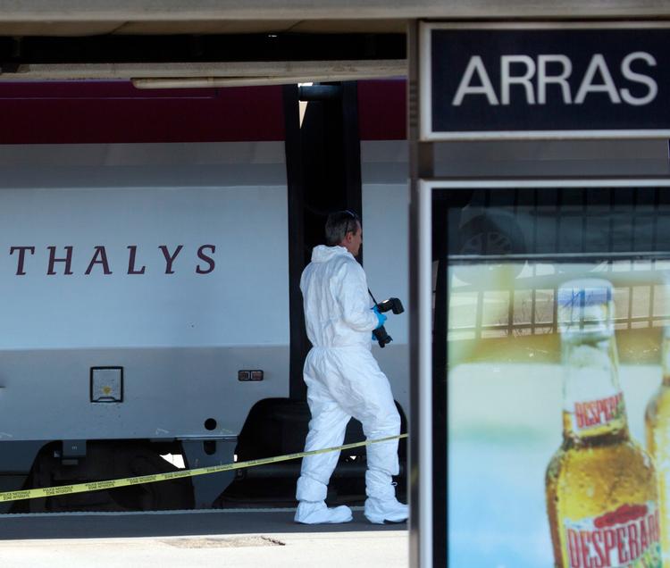 En tekniker undersøger stedet ved siden af Thalystoget ved siden af platformen på Arras togstation. (AP Photo/Virginia Mayo, File)
   