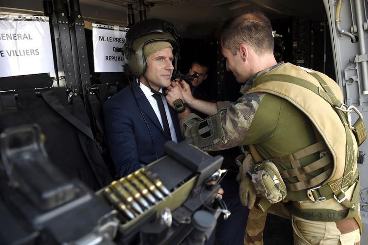 Den franske præsident Macron har været en drivende kraft i etableringen af afrikanske militærenhed, G5 Sahel Joint Force, der blandt andet skal sættes ind mod menneskesmuglere (Christophe Petit Tesson, Pool via AP)
   