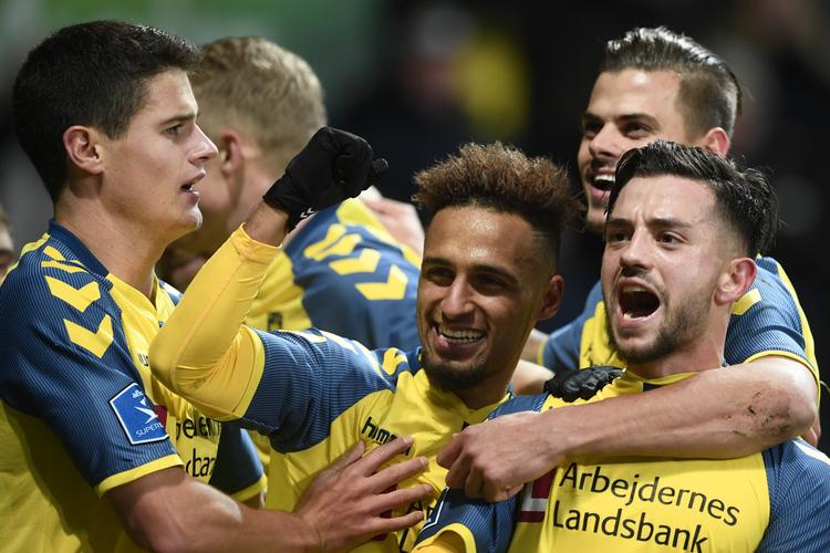 Fest i Brøndby-lejren, da Besar Halimi (th.) havde bragt sit hold foran 2-1 direkte på frispark. Kursen mod toppen var sat. 