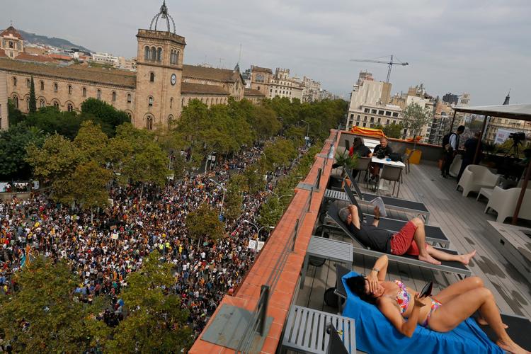 
  I begyndelsen af oktober ignorerede turisterne som de soldbadende schweizere demonstrationerne i Barcelona, men nu svigter turisterne for alvor Catalonien af frygt for uro. 