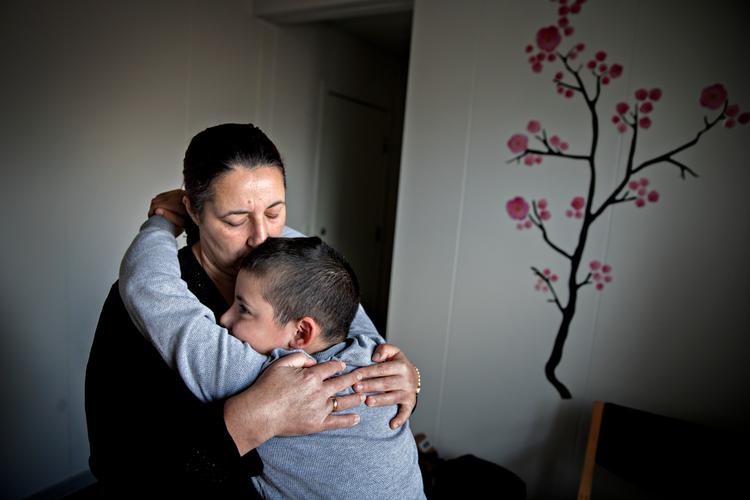 
    Sükran giver sin 9-årig søn Gürkan et kram i besøgsværelset på Ellebæk Udrejsecenter, som hun mandag - efter at have siddet indespærret i otte uger - fik lov til at forlade. Tirsdag forsøgte myndighederne at tvangsudsende hende, men opgav. 