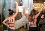To aktivister fra Femen protesterer mod Roman Polanski.  