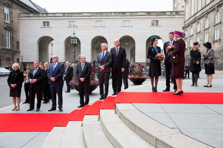 I dag er det 500 år siden, at Martin Luther slog sine 95 teser op på porten til slotskirken i den tyske by Wittenberg. et markerer Folketinget og regeringen i fællesskab med en times underholdning og taler i Landstingssalen på Christiansborg med deltagelse af den kongelige familie, som her bliver modtaget. 
   