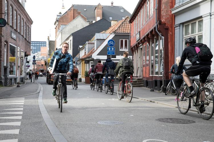 Den daglige tur til arbejdet er en sikker vej til at smide noget af fedtet, viser ny dansk forskning. Arkivfoto: Mikkel Berg Pedersen