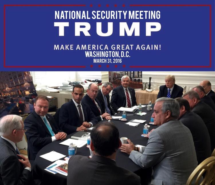 George Papadopoulos, nummer tre fra venstre, sidder til møde med Donald Trump under præsidentvalget. 