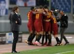 Chelseas træner Antonio Conte står som forstenet efter at Roma er kommet foran 1-0 i kampens første minut. 