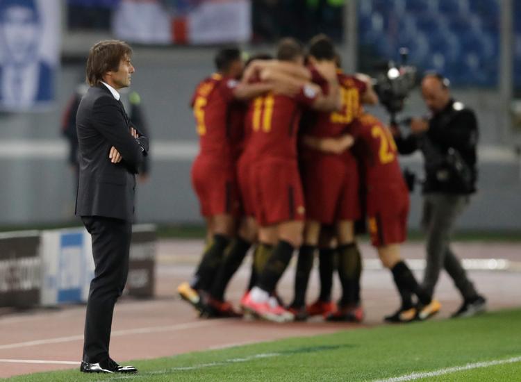 Chelseas træner Antonio Conte står som forstenet efter at Roma er kommet foran 1-0 i kampens første minut. 