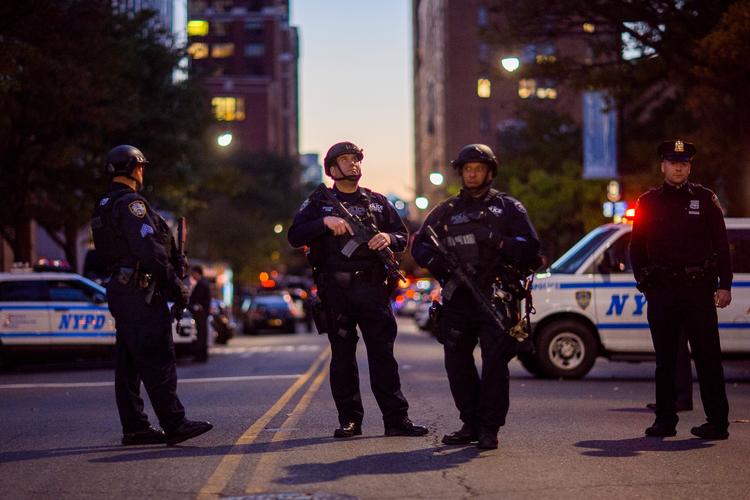 Svært bevæbnet politi slog straks en ring rundt om gerningsstedet på Manhattan. 